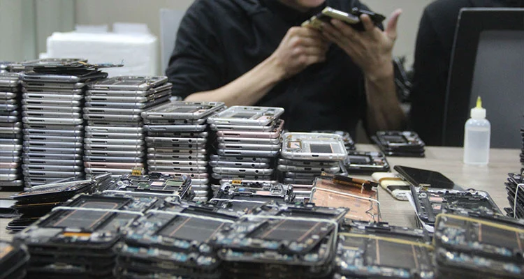 Ceny LCD obrazoviek iPhone sa v roku 2026 polarizujú: Prečo opravovne prechádzajú späť na renovované originálne displeje